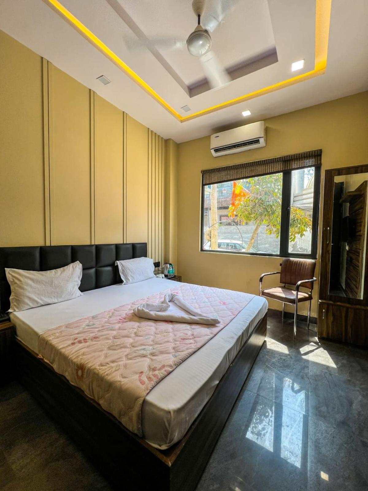 Gsm Hotel Vrindāvan Esterno foto