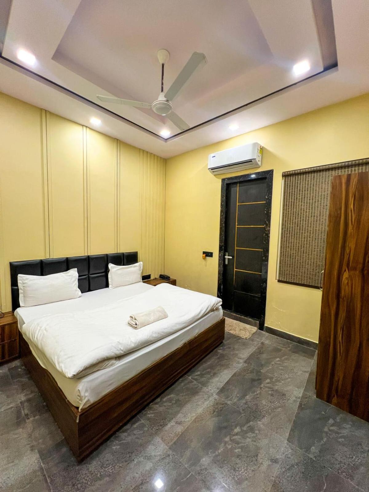 Gsm Hotel Vrindāvan Esterno foto